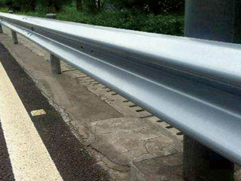 波形(xing)護(hu)欄闆定(ding)製(zhi)