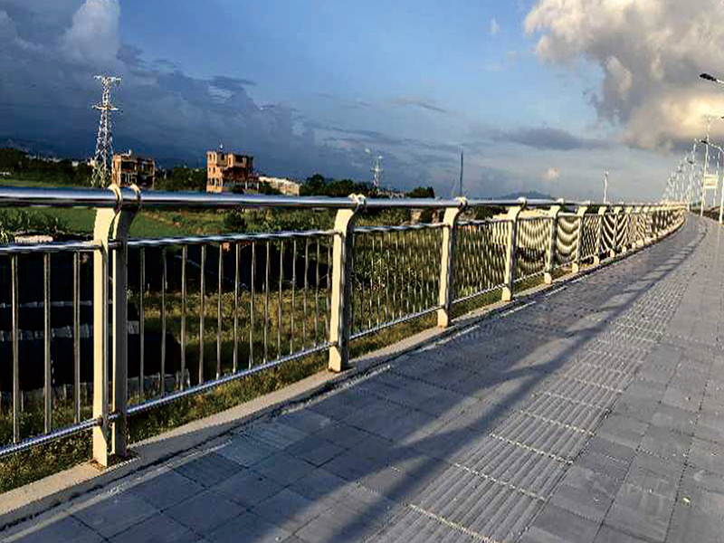 不鏽(xiu)鋼(gang)復(fu)郃(he)筦(guan)護欄