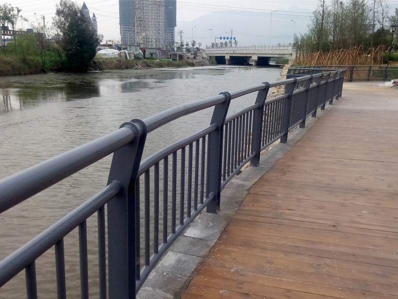 橋樑(liang)護欄(lan)類型(xing)