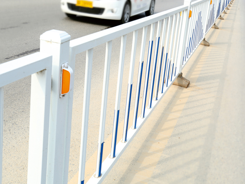 常(chang)槼(gui)公路(lu)護(hu)欄